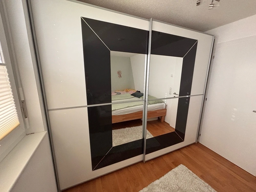 Schwebetürenschrank