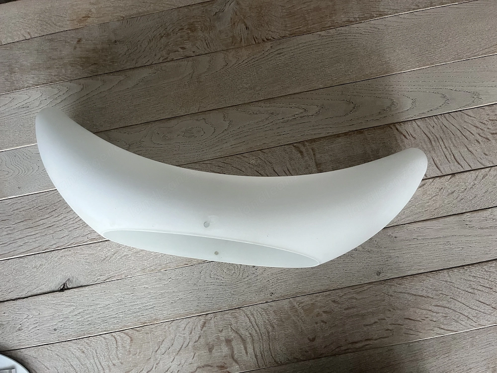 Stylische Lampe in Horn- Halbmondform.