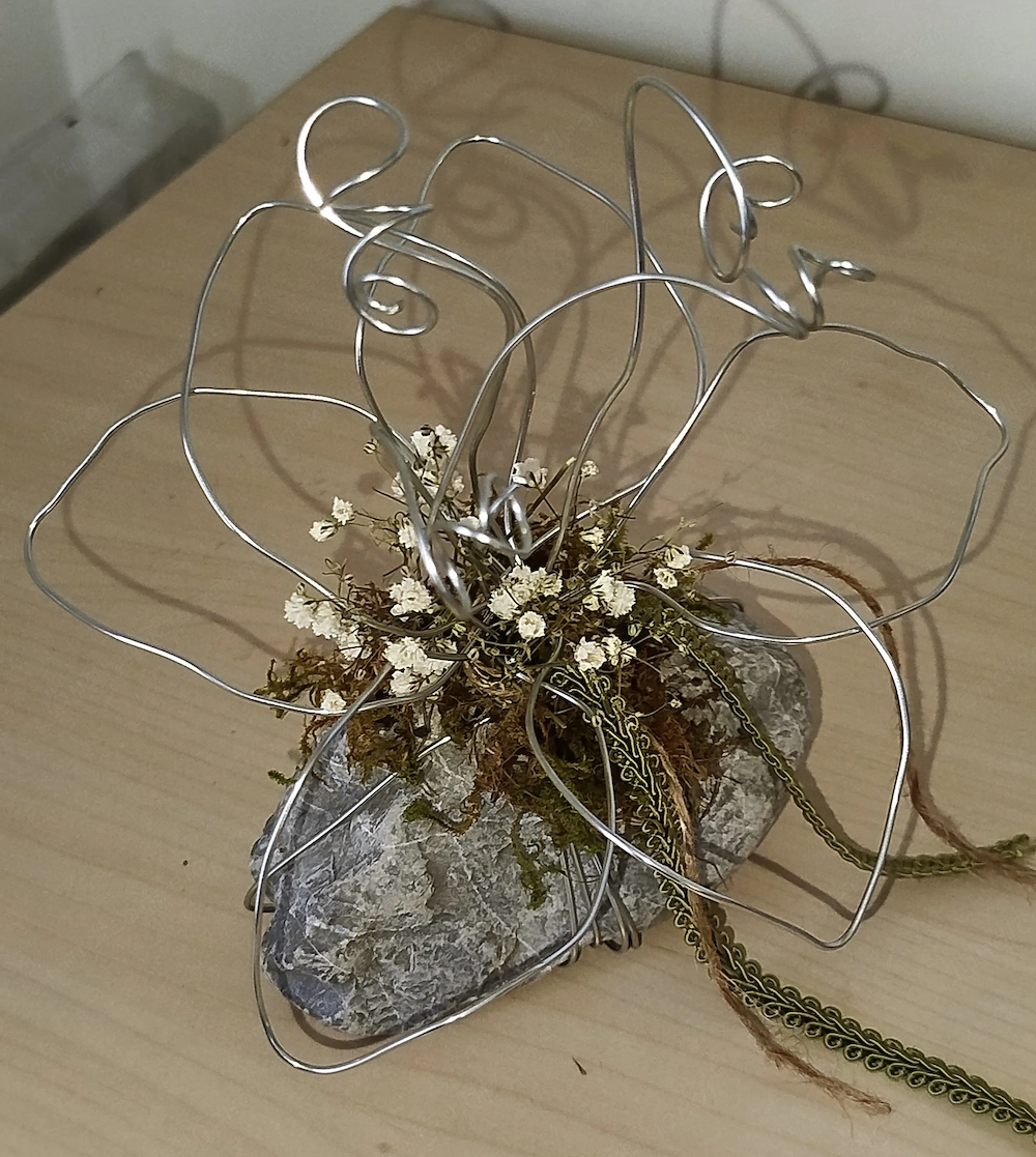 Deko Drahtblume auf Stein 