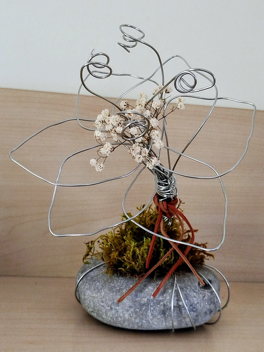 Deko Drahtblume auf Stein 