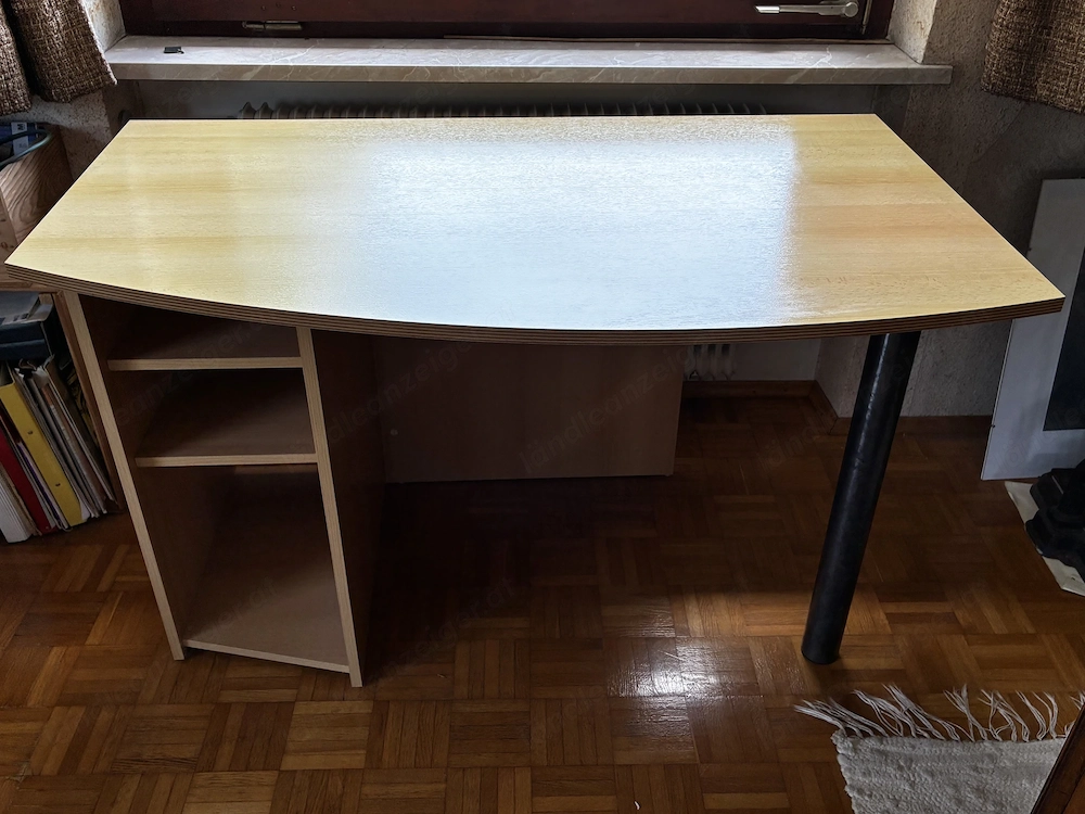 Schreibtisch mit abgerundeter Tischplatte