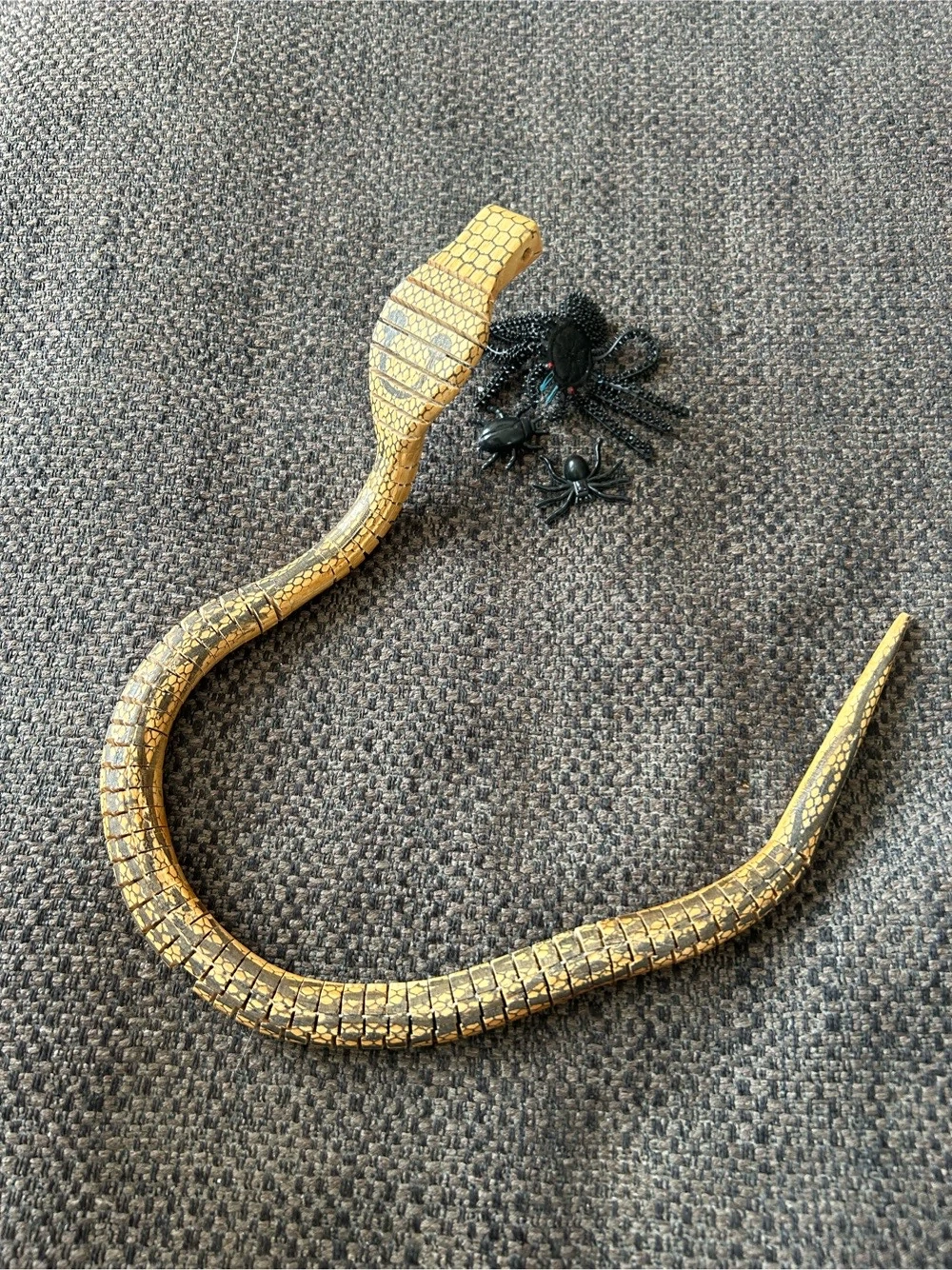 Kobra aus Holz, 2 Spinnen, 1 Käfer