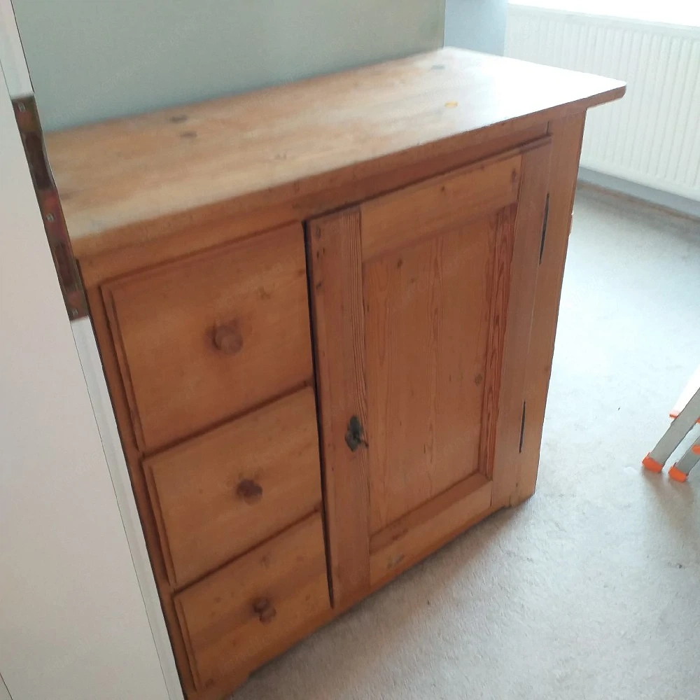 Kasten mit Schubladen 