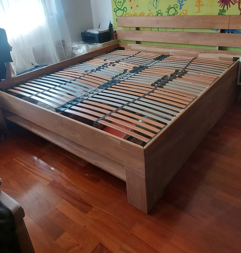 Bett mit Lattenrost