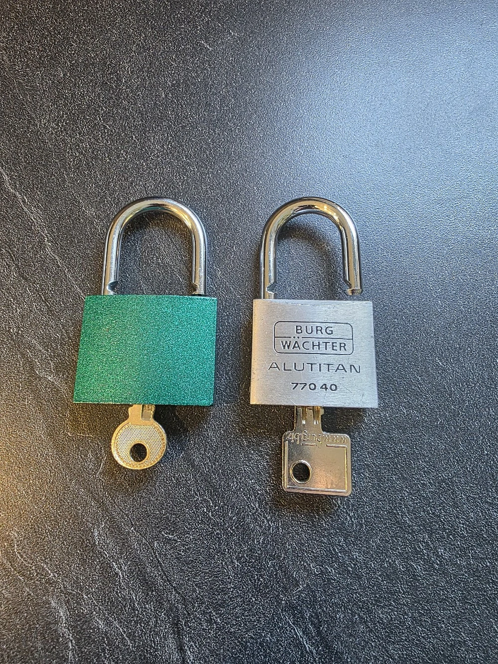 2x Schloss mit Schlüssel