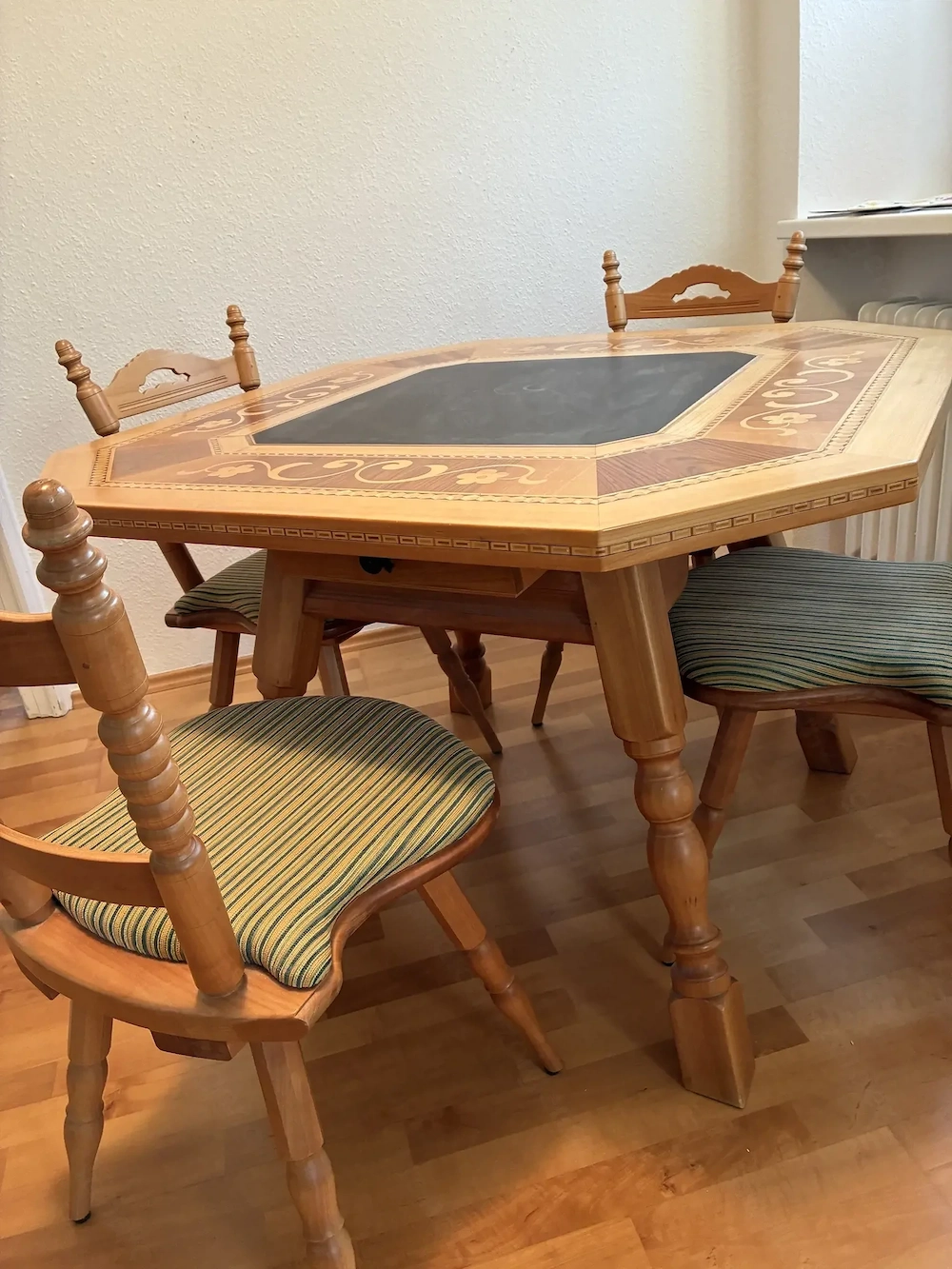 Montafonertisch mit Stühlen