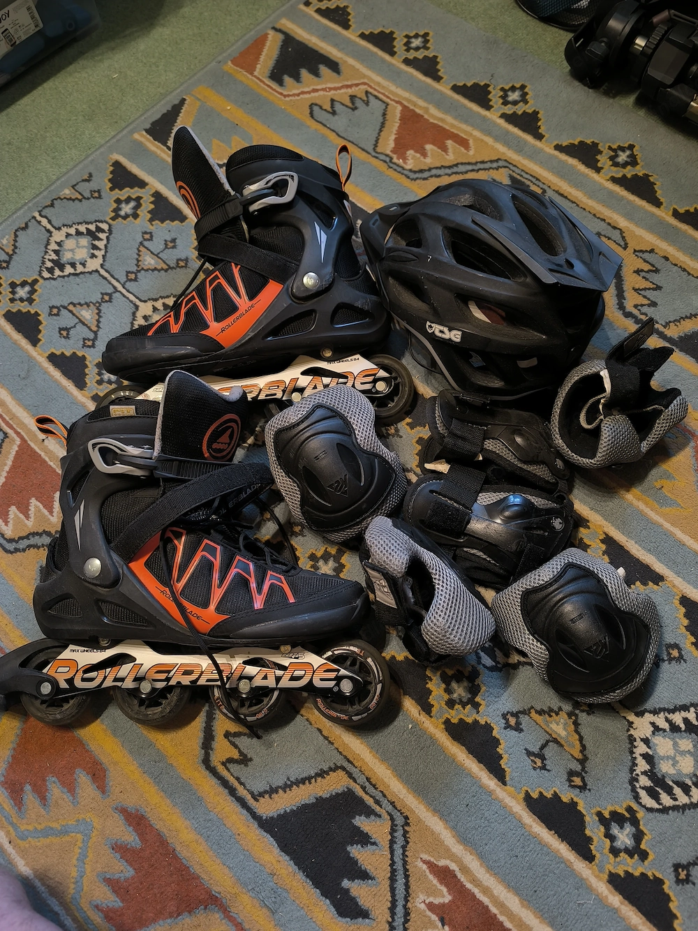 Rollerblade mit Schoner und Helm