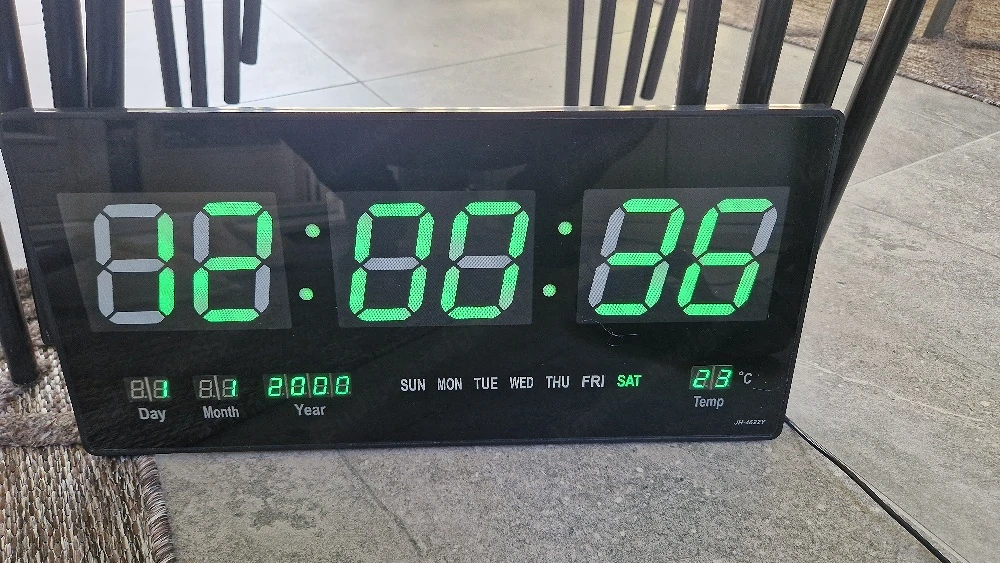 Digitale LED Wanduhr