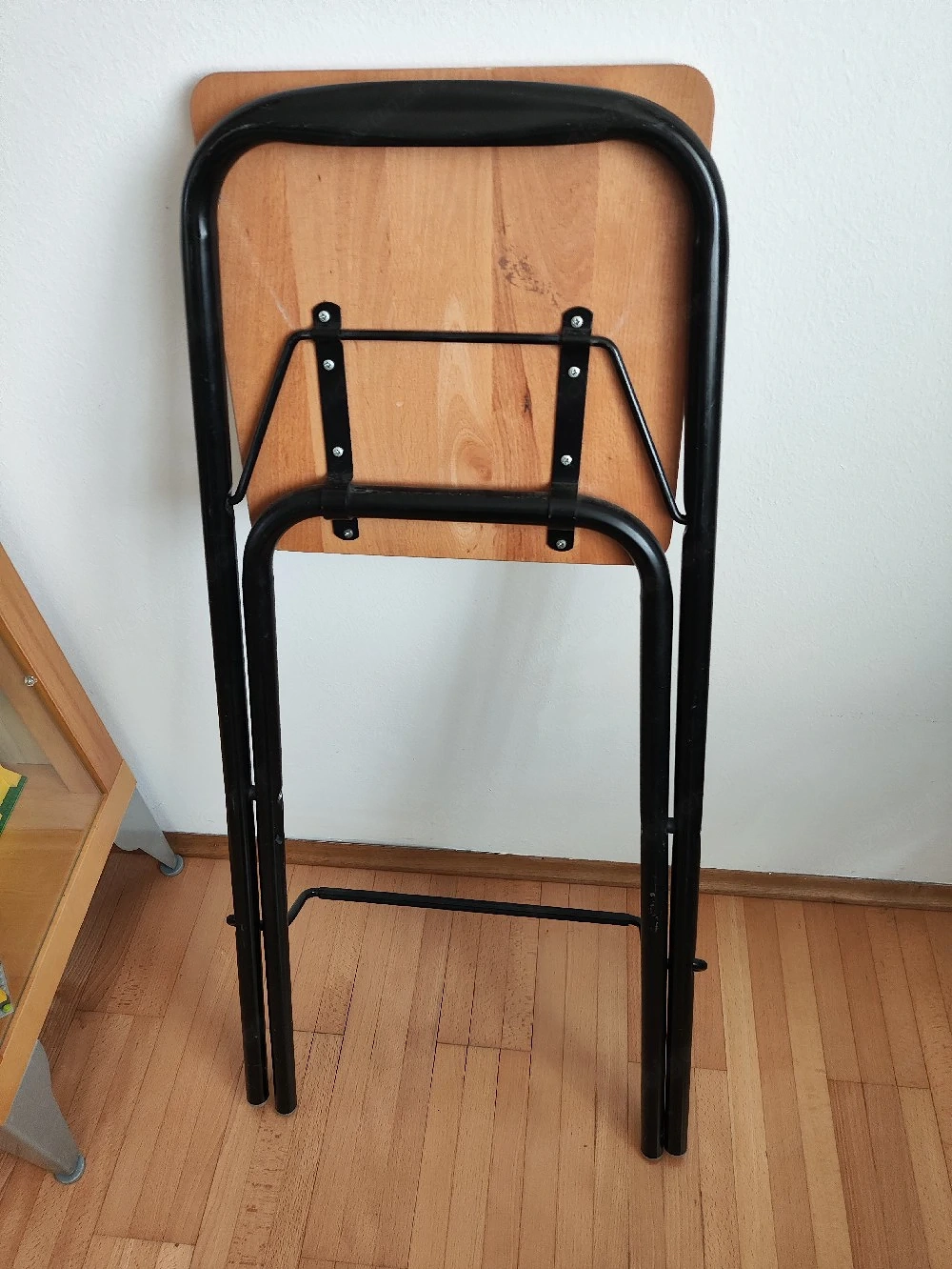 Hocker aus Holz und Metall