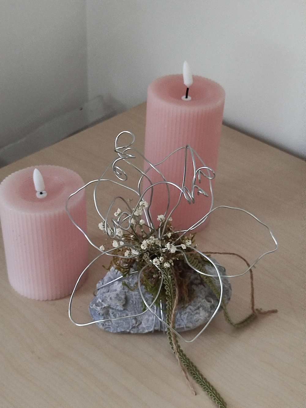 Deko Drahtblume auf Stein 