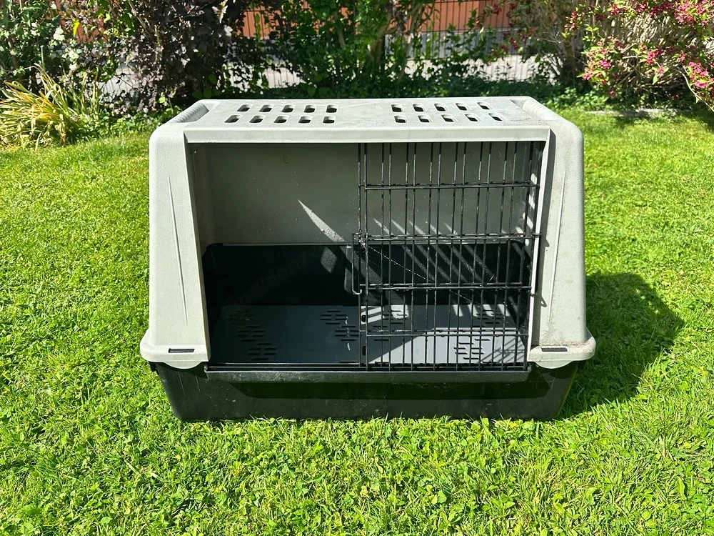 Hundebox aus Kunststoff mit Metalltür