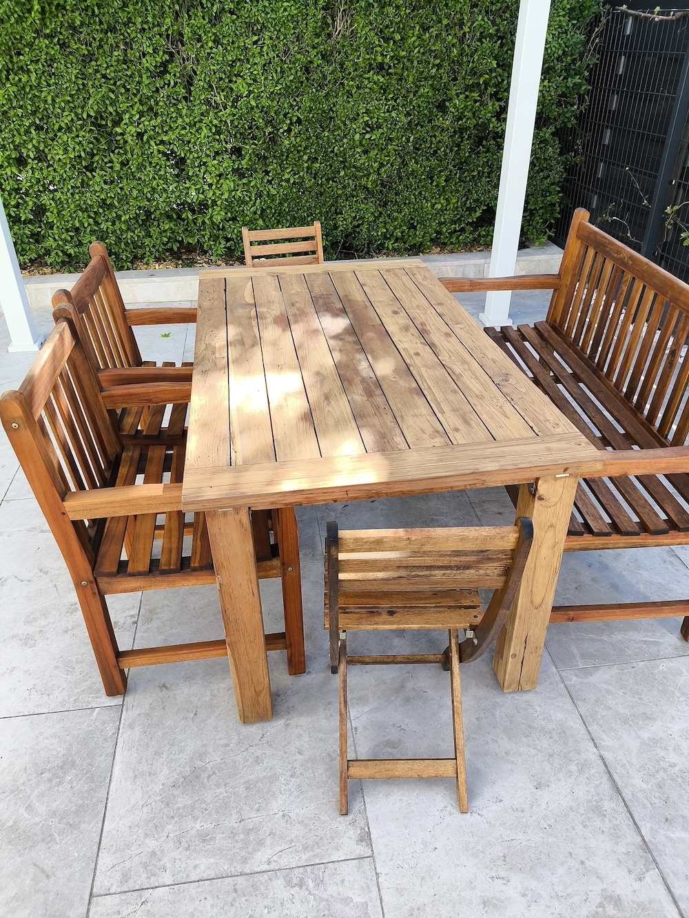 Teak Essgruppe mit Gartentisch samt 2 Teak Sessel, 2 Akazien Stühle und eine Teak Sitzbank inklusiv 