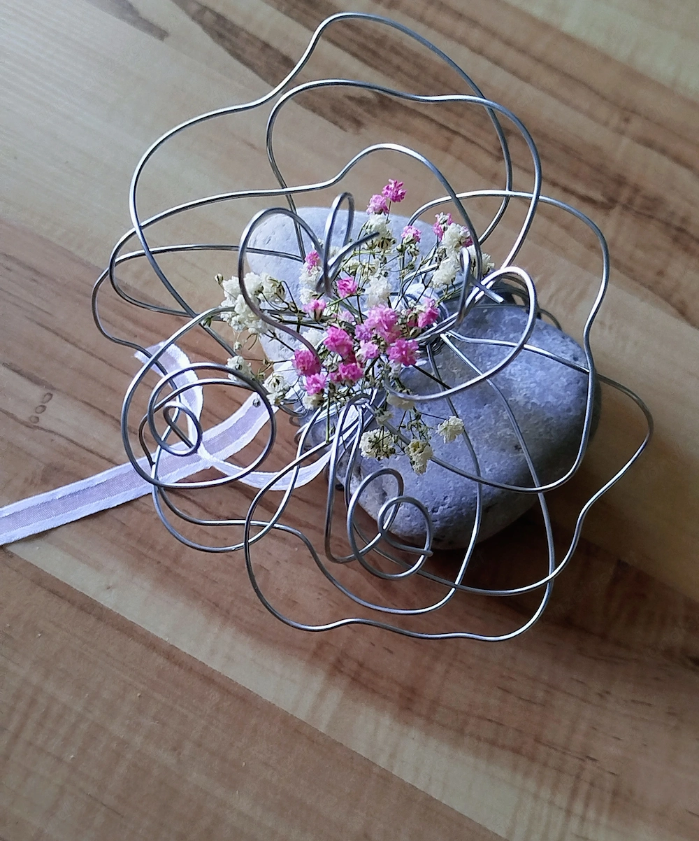 Deko Blume aus Draht auf Stein neu 