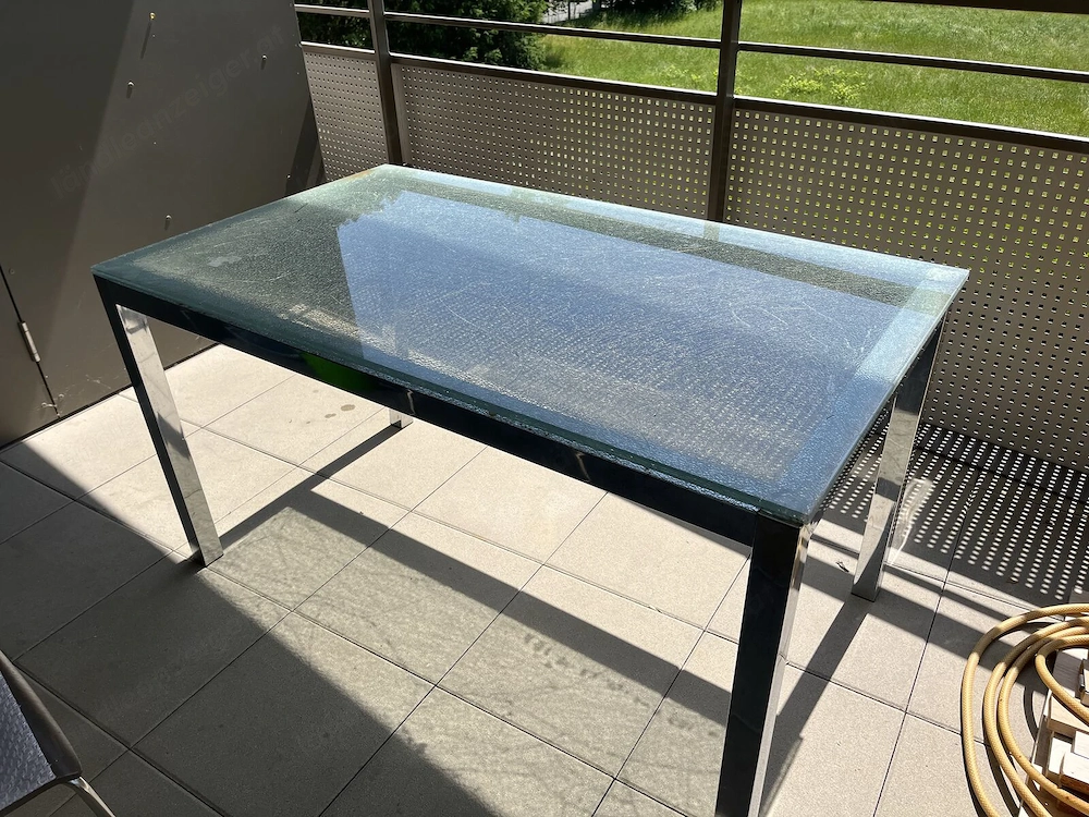 Glastisch mit Metallgestell zu verschenken!
