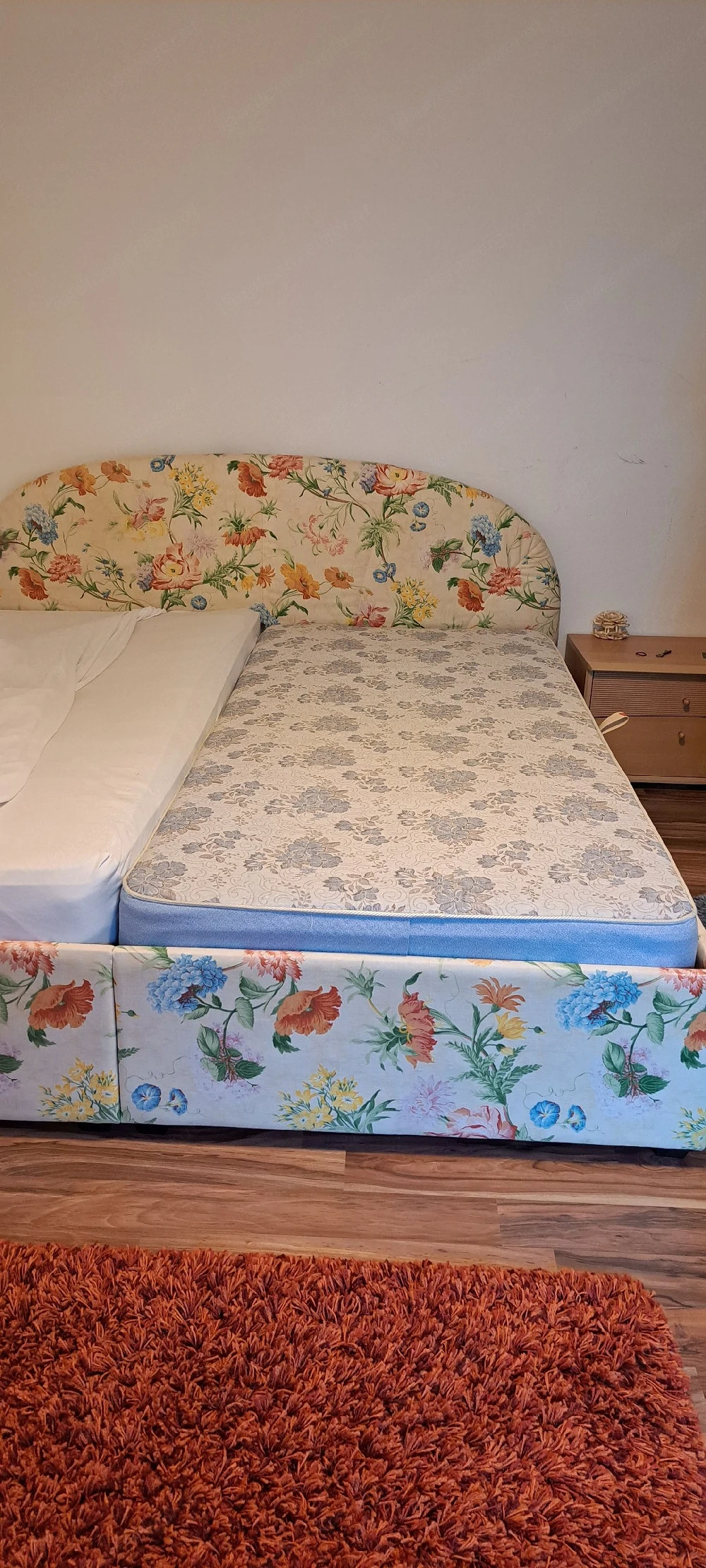 Bett mit Matratze 