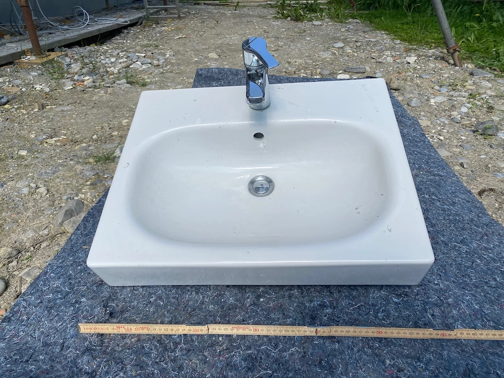 Waschbecken, 60 cm breit, mit Armatur
