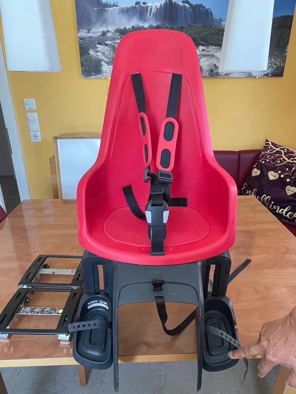 Kindersitz mit zwei Halterungen 