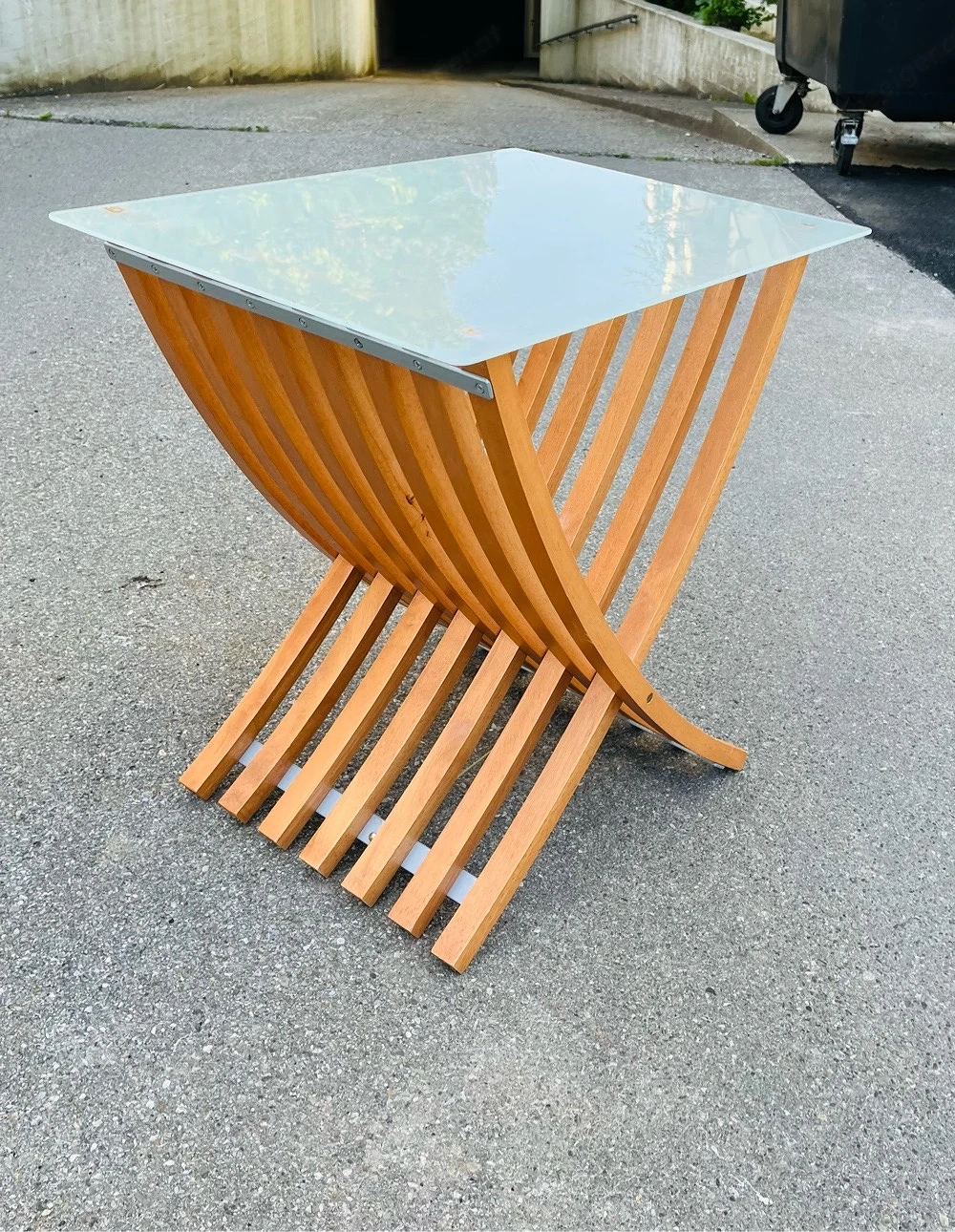 Beistelltisch mit Glasplatte