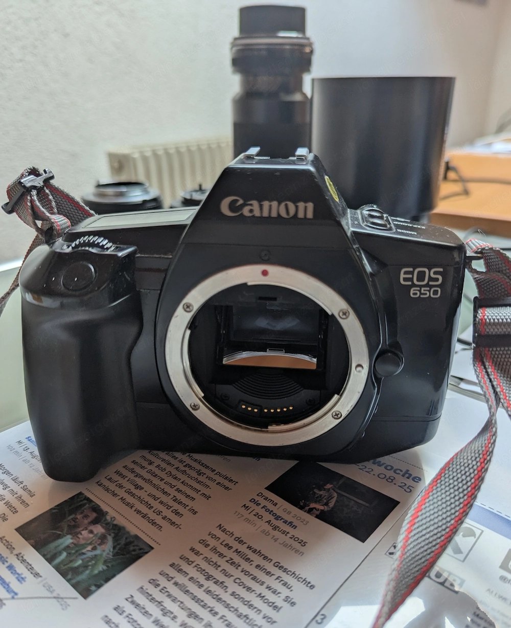 analoge Canon EOS650 Spiegelreflexcamera mit Objektiven und Tasche
