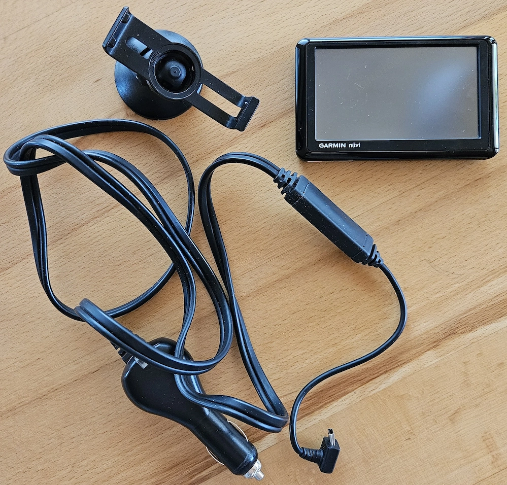 Garmin "nüvi 1390" Navigationsgerät inkl. Halterung & Autoladekabel (12V)