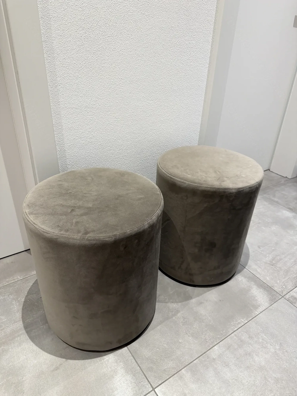 Samt Hocker Taupe