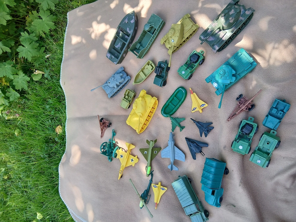 Militär verschiedene Fahrzeuge, Flieger, Boote
