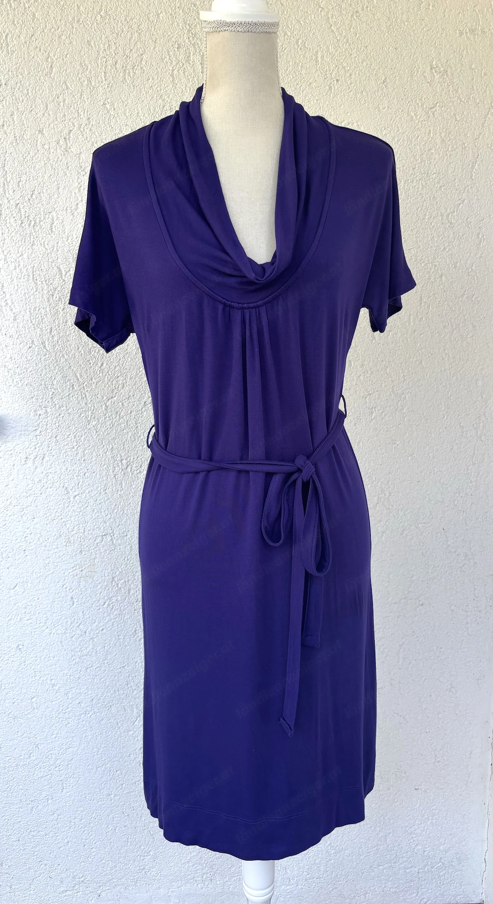 Lila Kleid mit Wasserfall Ärmel und Bindegürtel
