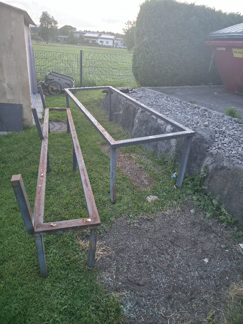 Tisch und Bankgestell