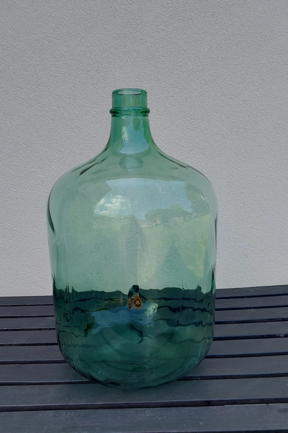 Fruchtsaftflasche 25 l in Holzverkleidung