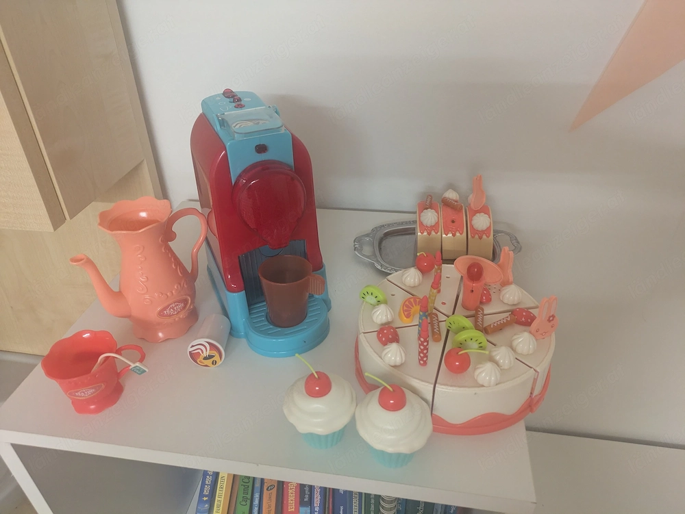 Spielzeugkaffeemaschine und Kuchen