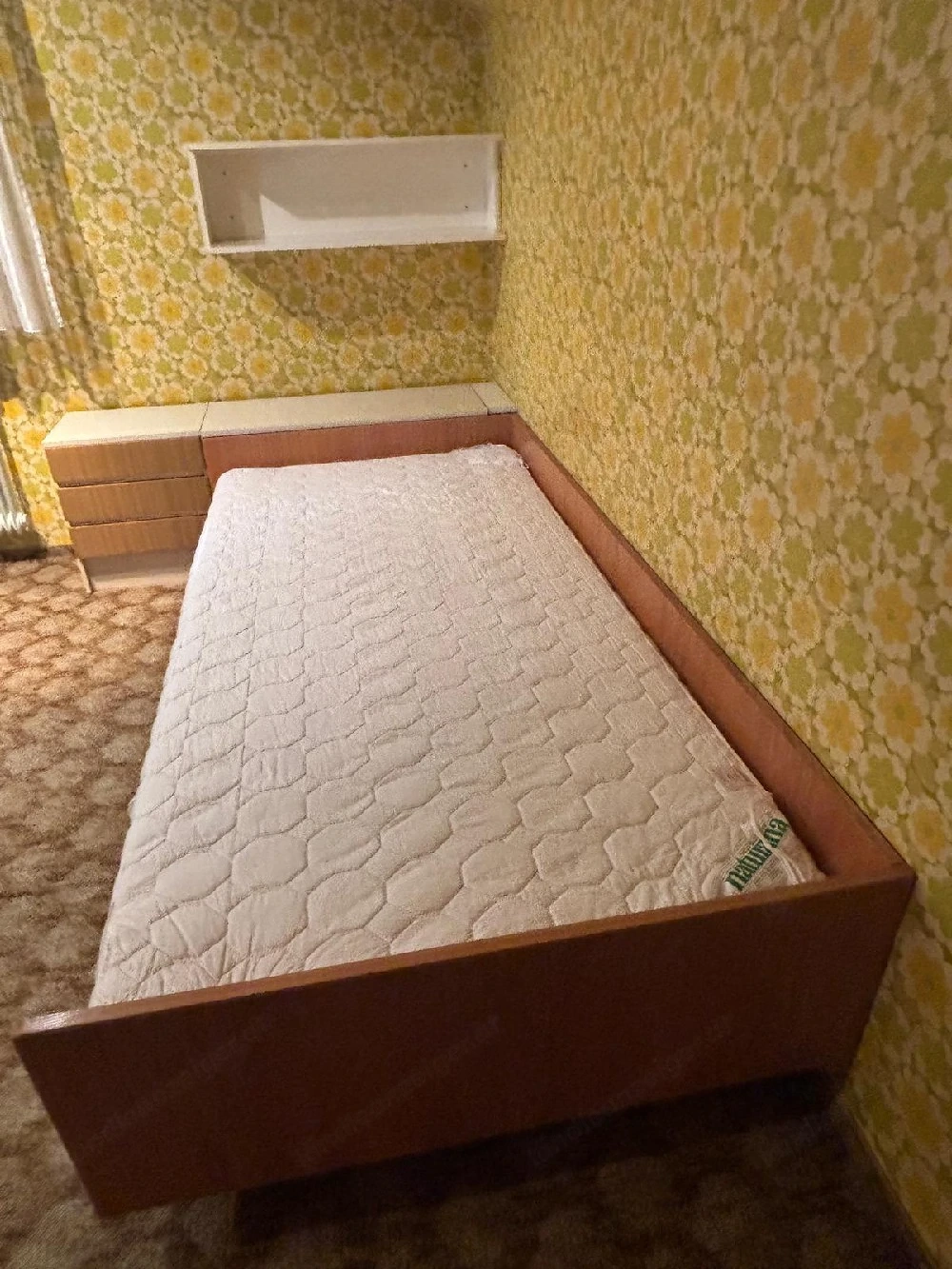 Bett mit Schränkchen inkl. Matratze