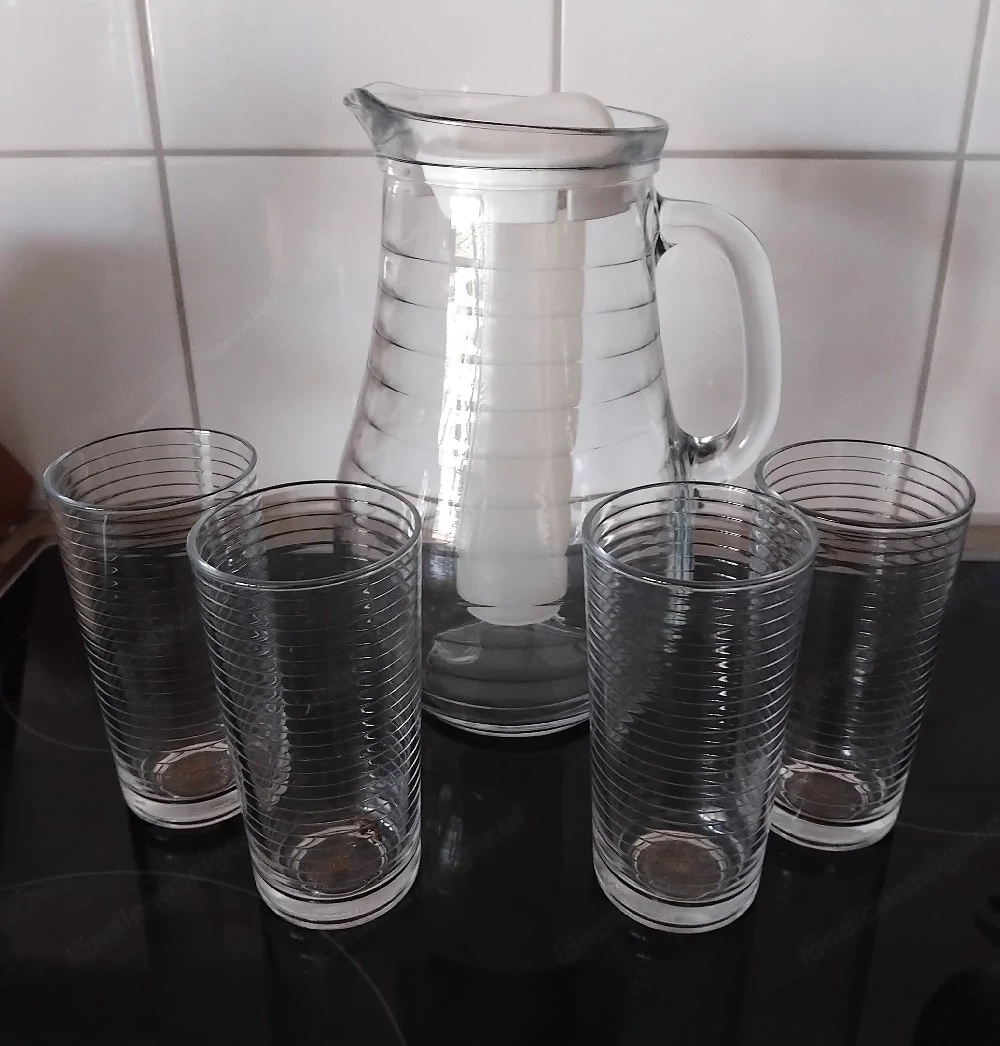Glaskrug mit Gläsern