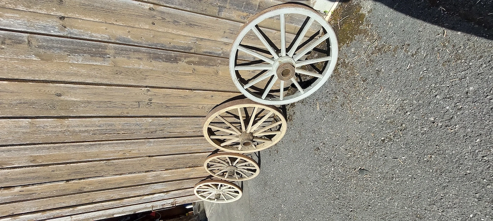 Nostalgische Waagenräder zu verkaufen.