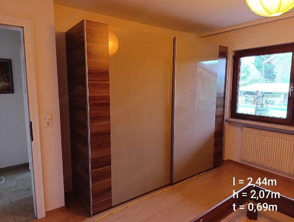 Schwebetürenschrank Nussbaumoptik