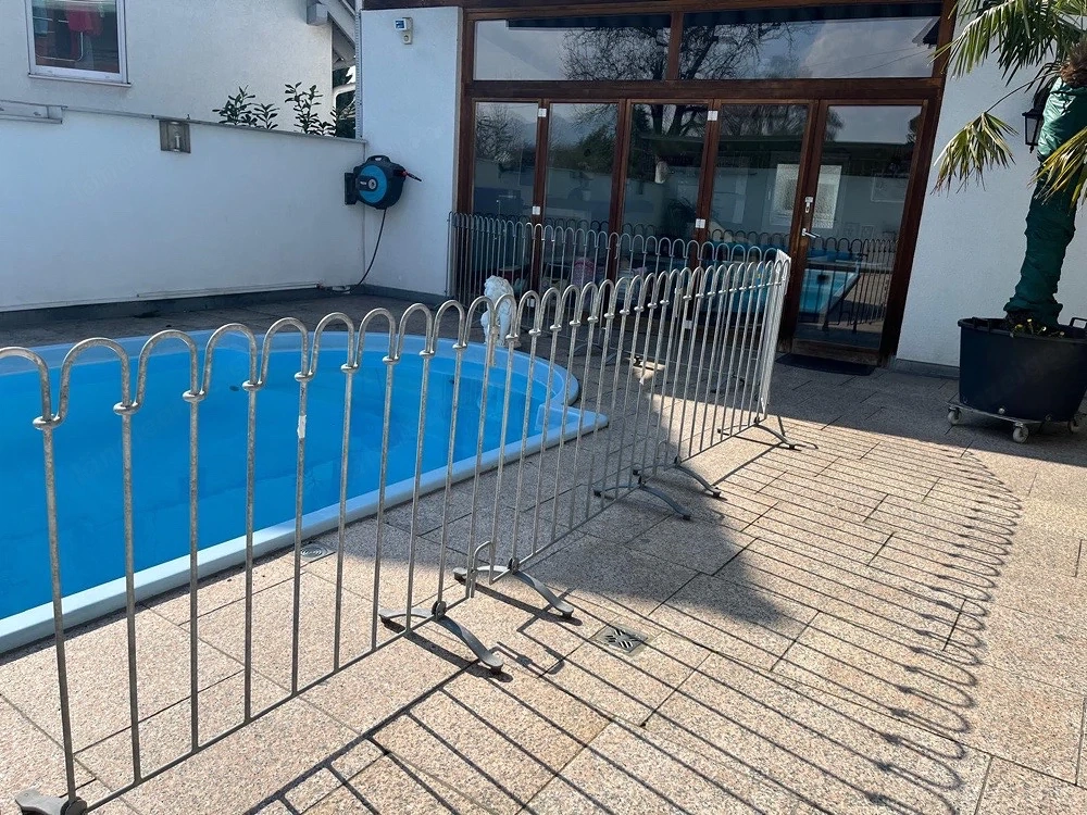 Poolzaun mit Eingangstüren