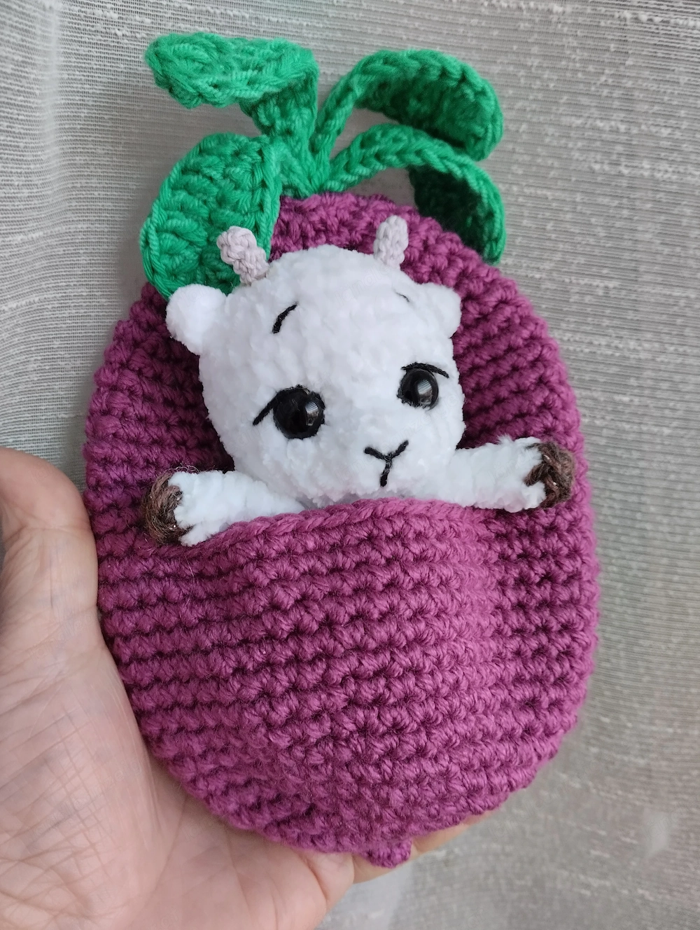 Gestricktes Spielzeug: Ziege im Rüben. 