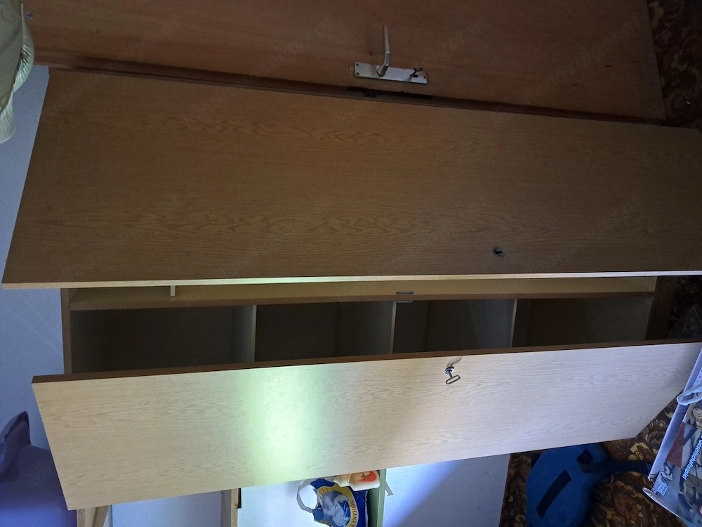 Verschenke 2 Kleiderkästen.