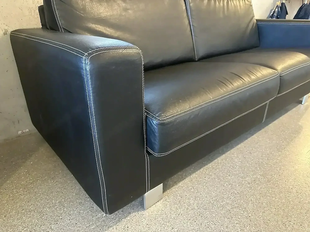 Hochwertiges Design-Kunstledersofa (Schwarz) mit Hocker & Kontrastnaht - Guter Zustand!
