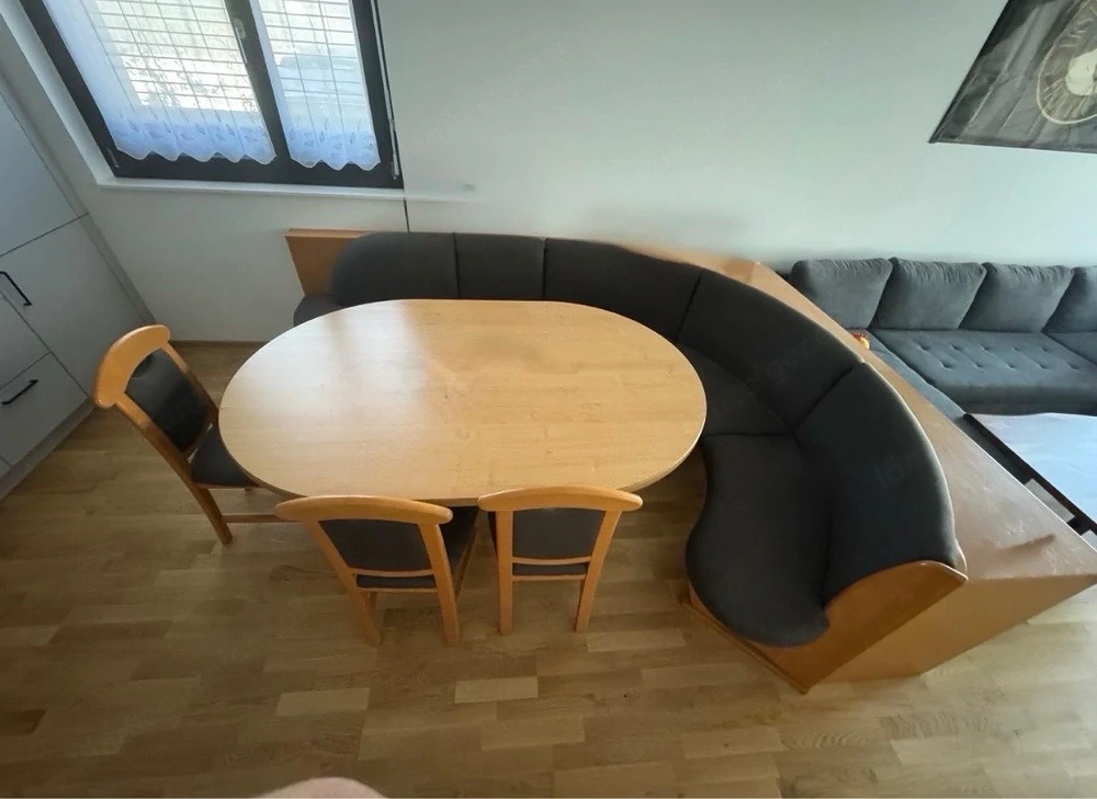 Eckbank mit Tisch und Stühlen