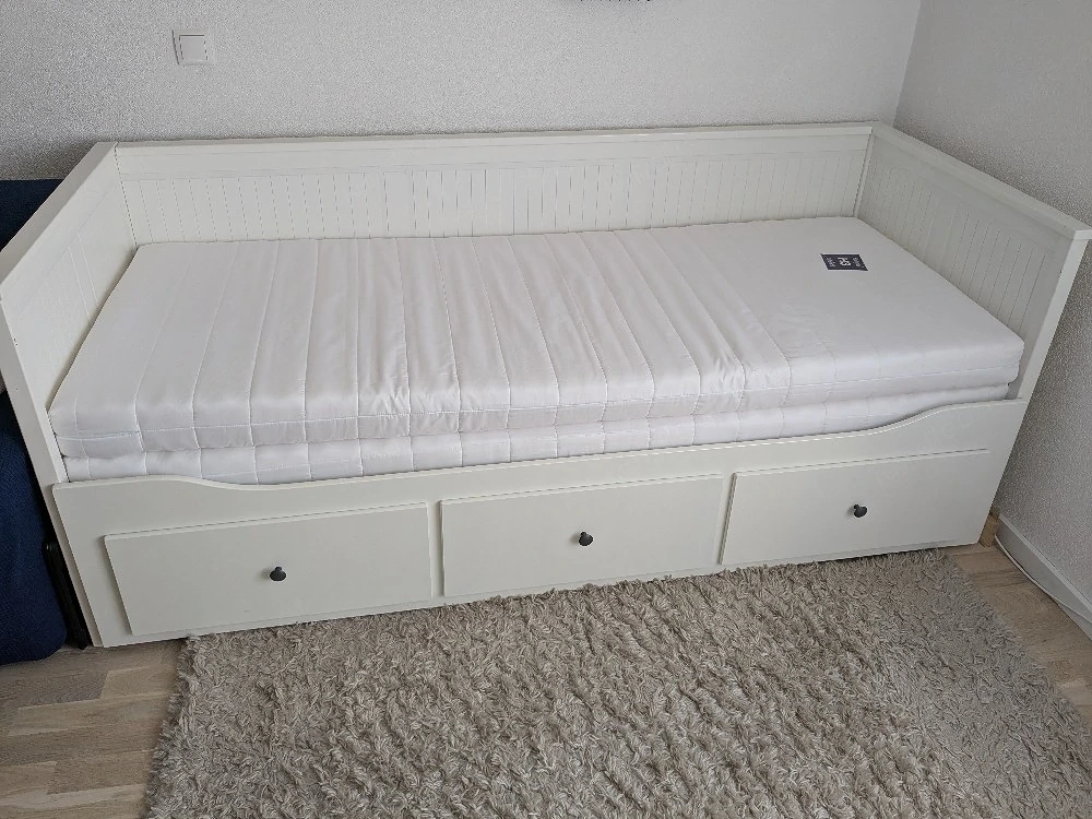 Gebrauchtes Hemnes Bett von IKEA inkl. Matratzen zu verkaufen
