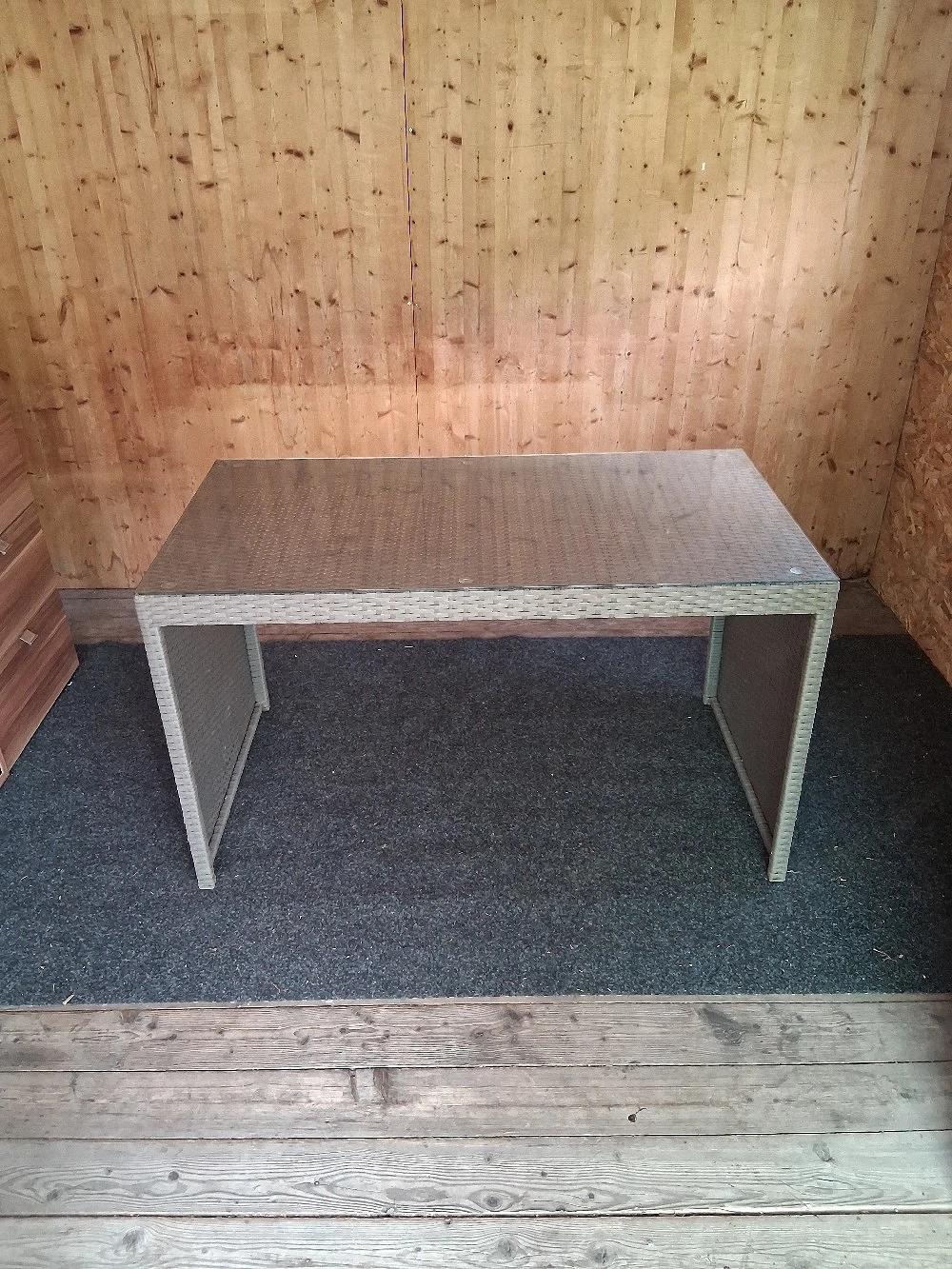 Gartentisch bzw Terassentisch umsonst abzugeben.