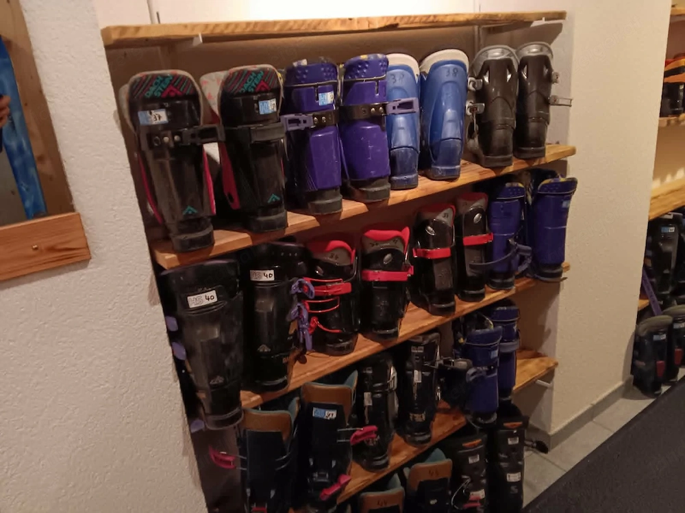 RESERVIERT: Verschenke ältere Modelle von Ski, Schuhe, Stöcke und Helme