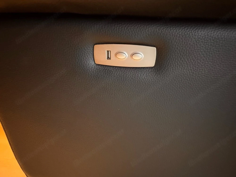 Ledercouch mit elektrischer Relaxfunktion 