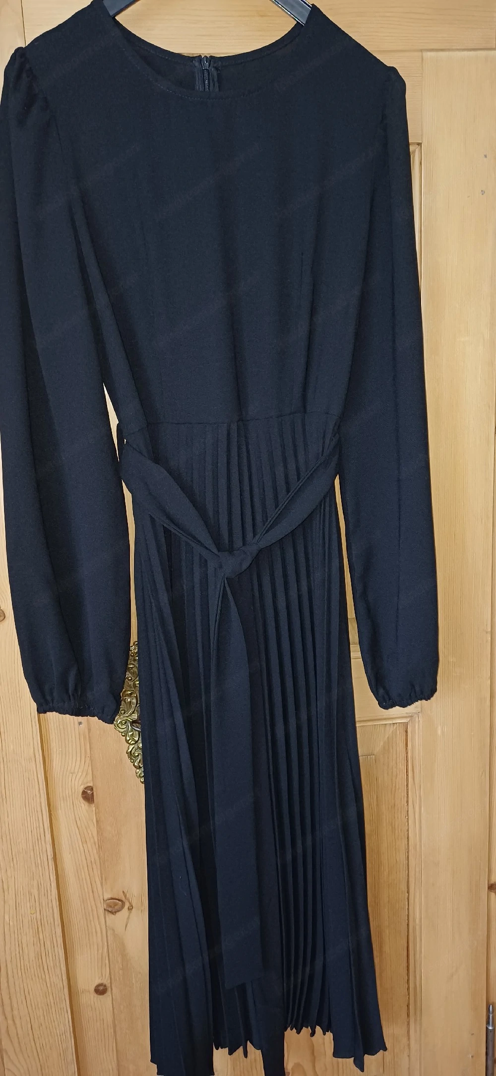 Schwarzes schlichtes Damenkleid