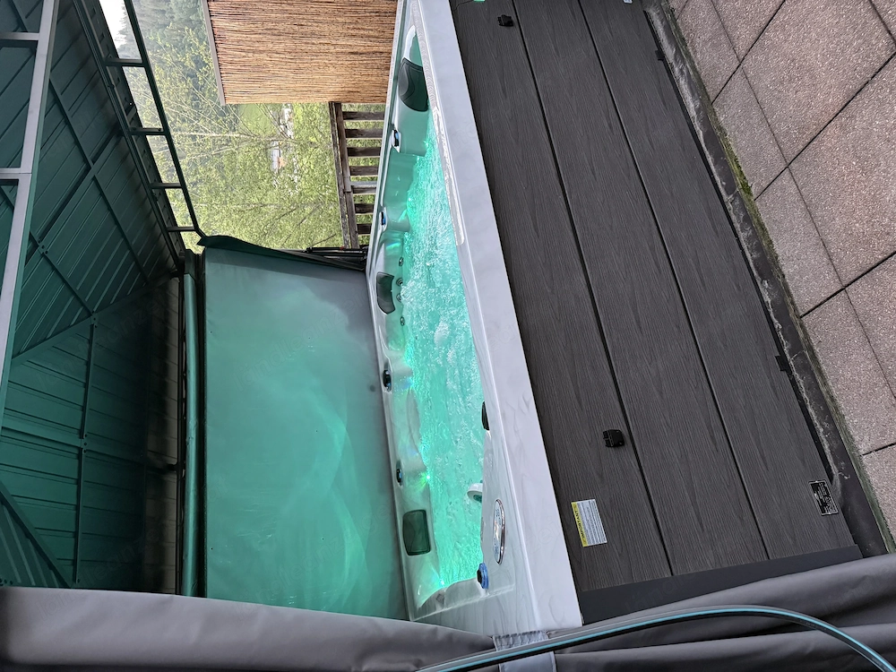 Whirlpool von  der Firma Waterwave Marke Maddison 
