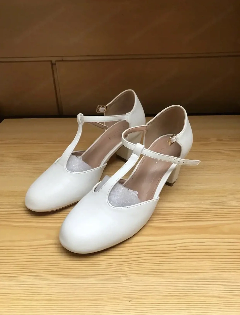 Weiße Pumps mit T-Riemchen