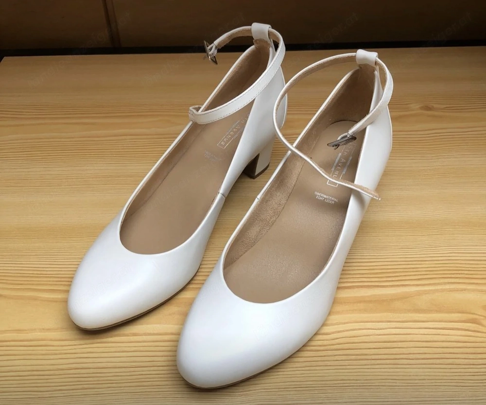 Weiße Stöckelschuhe mit Riemchen