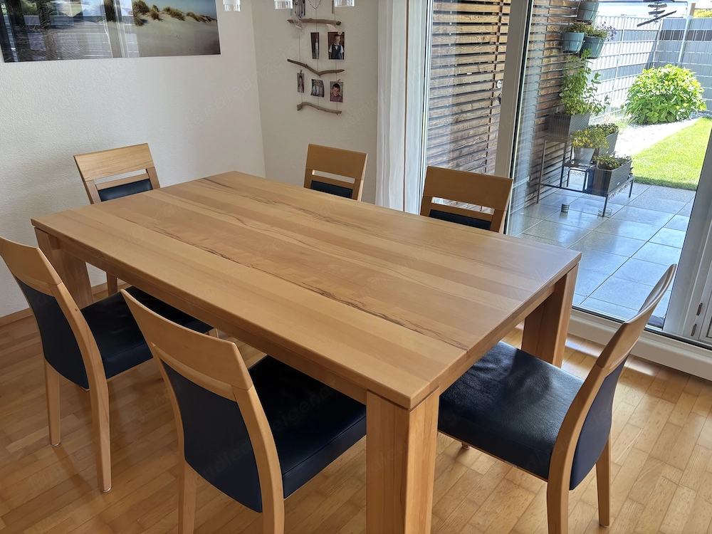 Echtholztisch, ausziehbar mit 6 Lederstühlen 