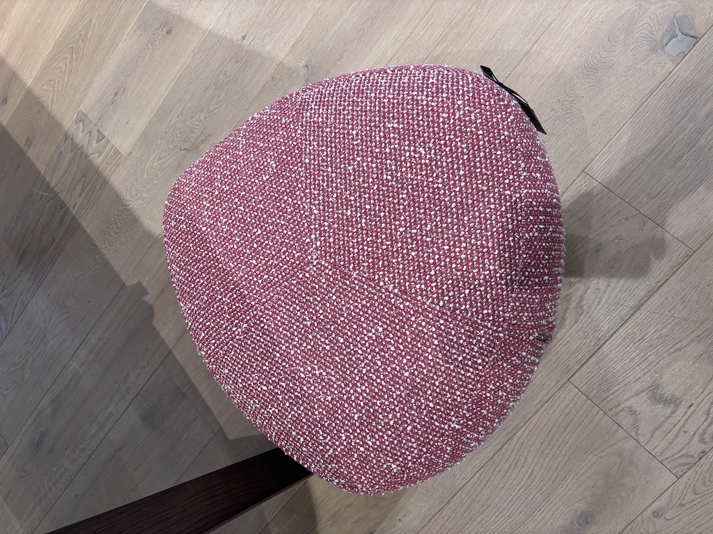 Hocker - dreieckig in rotem Boucle Stoff