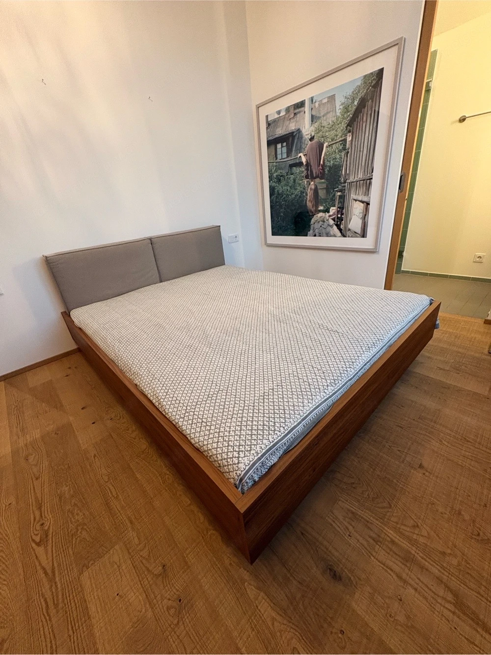 Doppelbett mit Holzrahmen braun, Lattenrost und Matratze